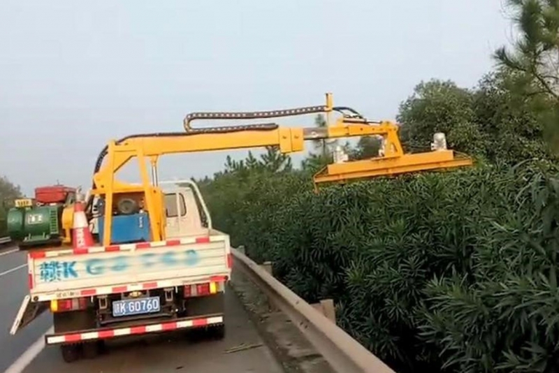 車(chē)載園林割草機(jī)
